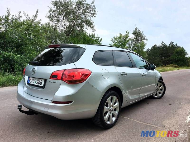 2012' Opel Astra photo #4