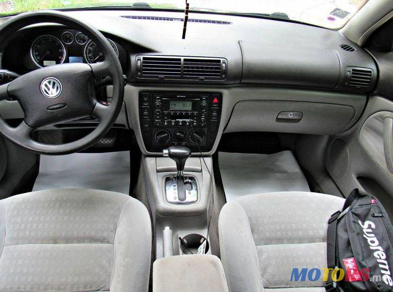 2004' Volkswagen Passat photo #2