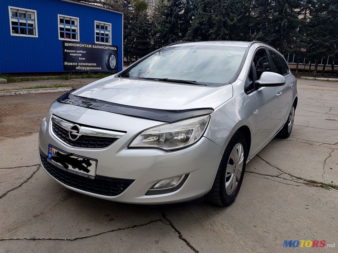 2012' Opel Astra photo #2