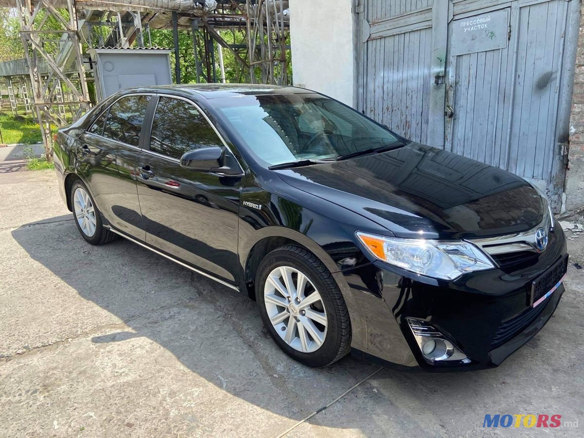 Toyota Camry Hybrid 2013:  Review, Spesifikasi, dan Panduan Pembelian