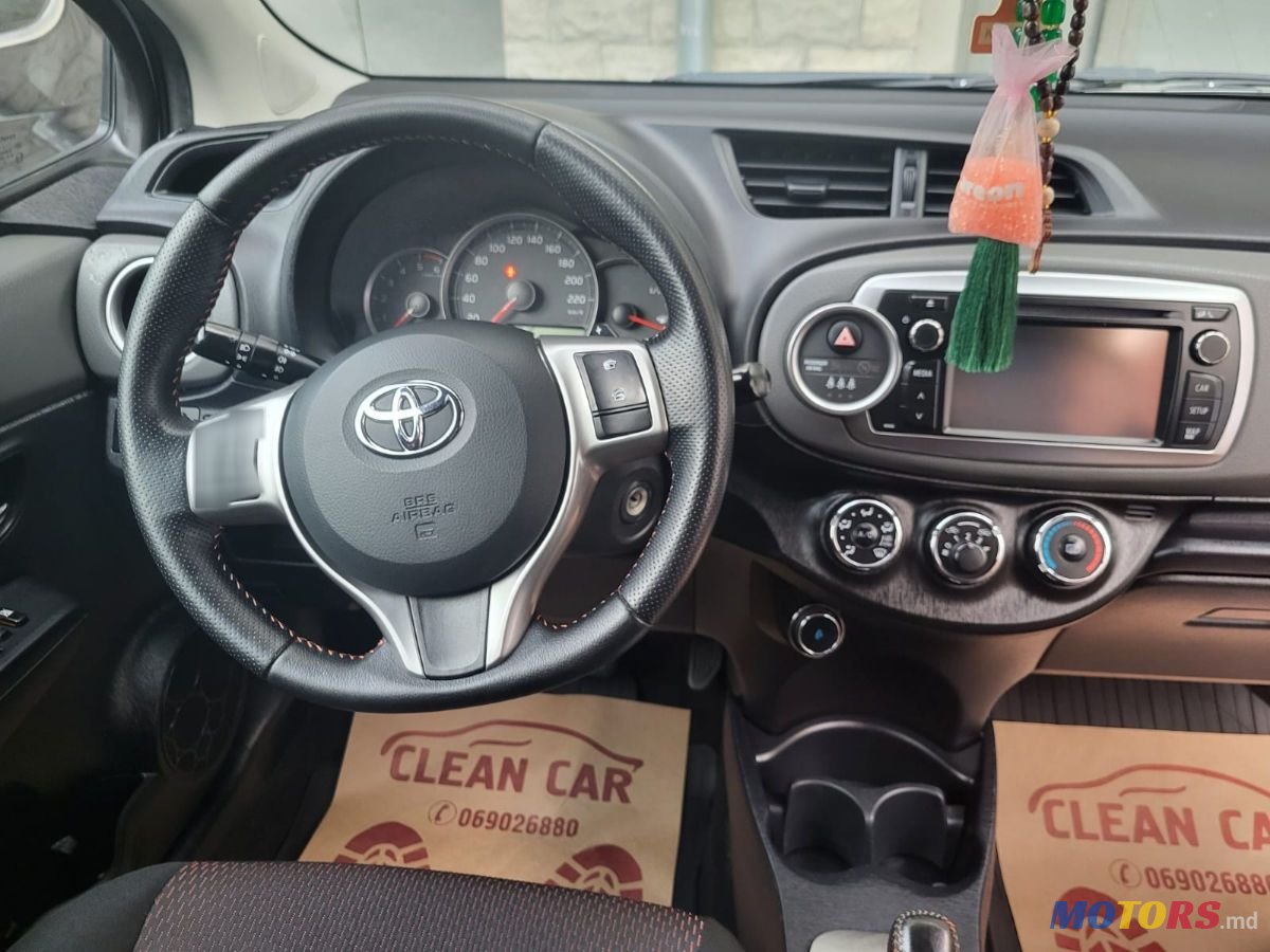 2012' Toyota Yaris photo #2