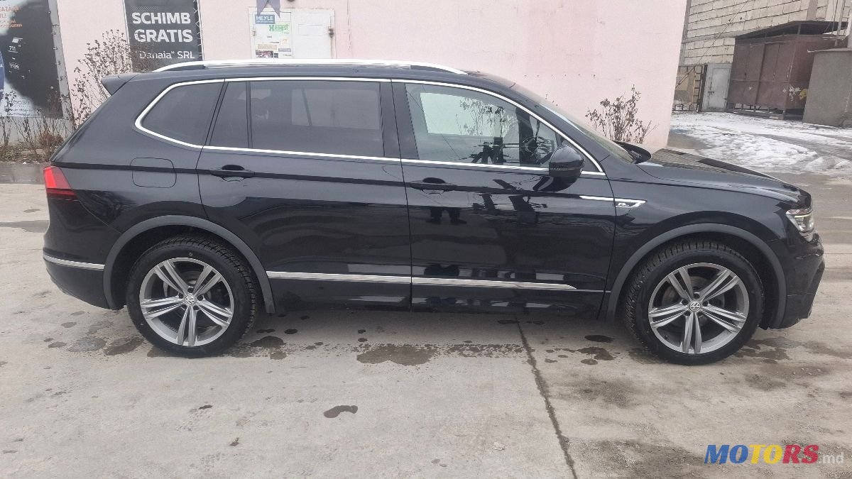 2018' Volkswagen Tiguan photo #3