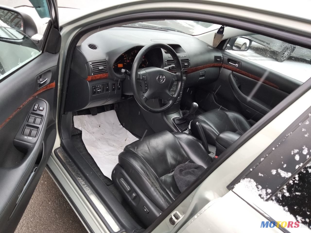 2004' Toyota Avensis photo #5