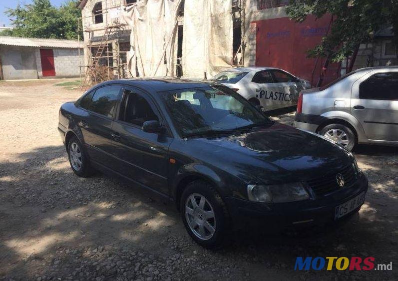 2001' Volkswagen Passat photo #1