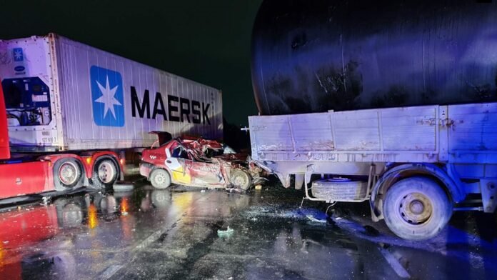 Accident tragic în capitală! Două camioane și o mașină de taxi s-au izbit violent
