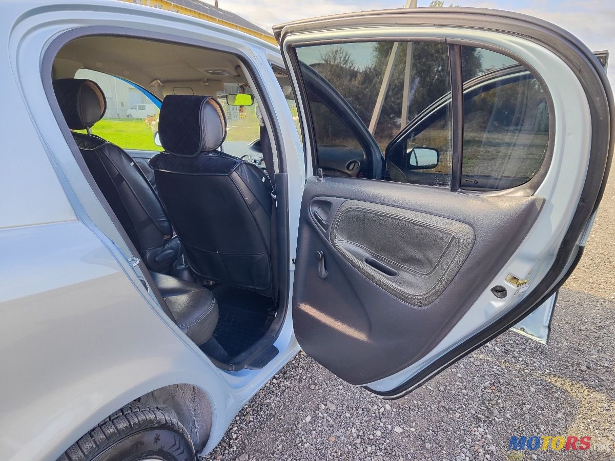 2004' Toyota Yaris photo #5