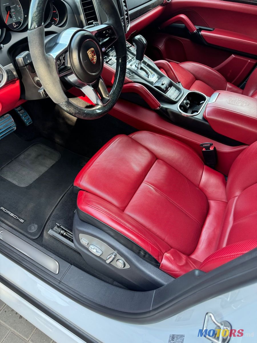 2015' Porsche Cayenne photo #6