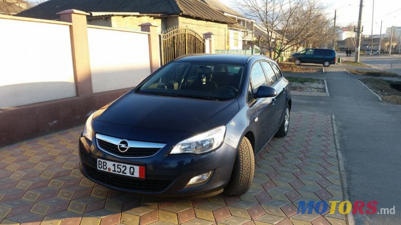 2011' Opel Astra photo #2