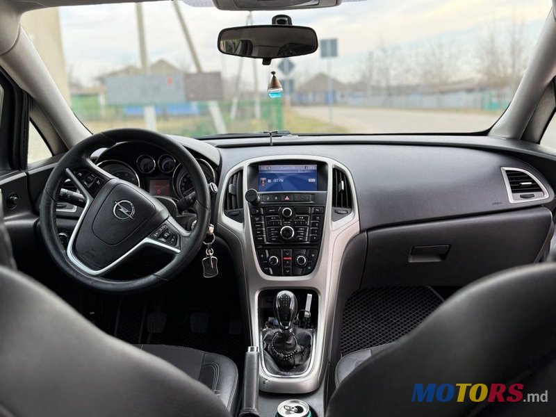 2012' Opel Astra photo #4