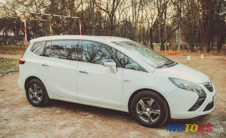 2012' Opel Zafira photo #1