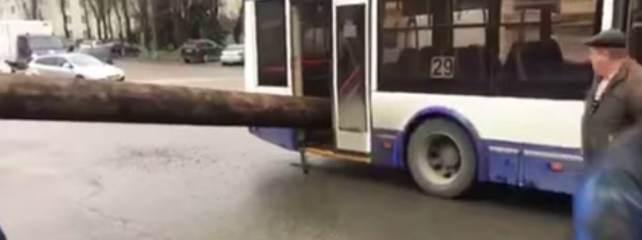 Огромная металлическая труба пробила двери столичного троллейбуса на ул. Михай Витязу