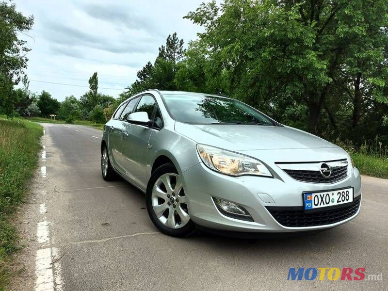 2012' Opel Astra photo #3
