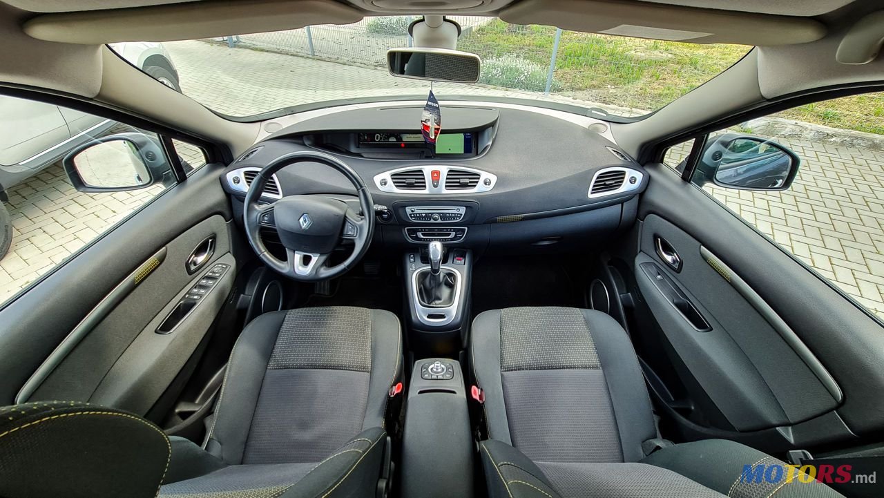 2010' Renault Scenic photo #5