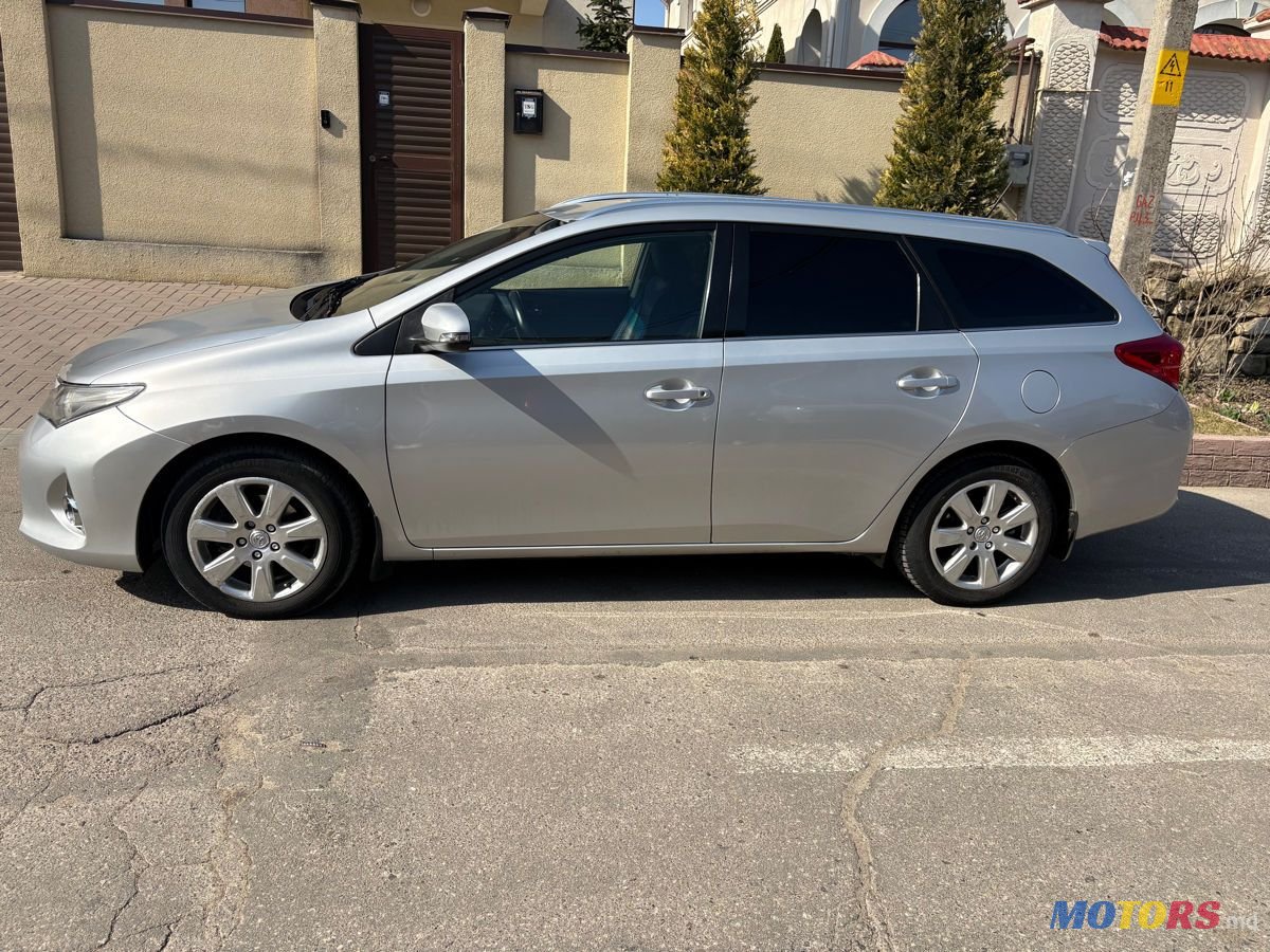 2013' Toyota Auris photo #1