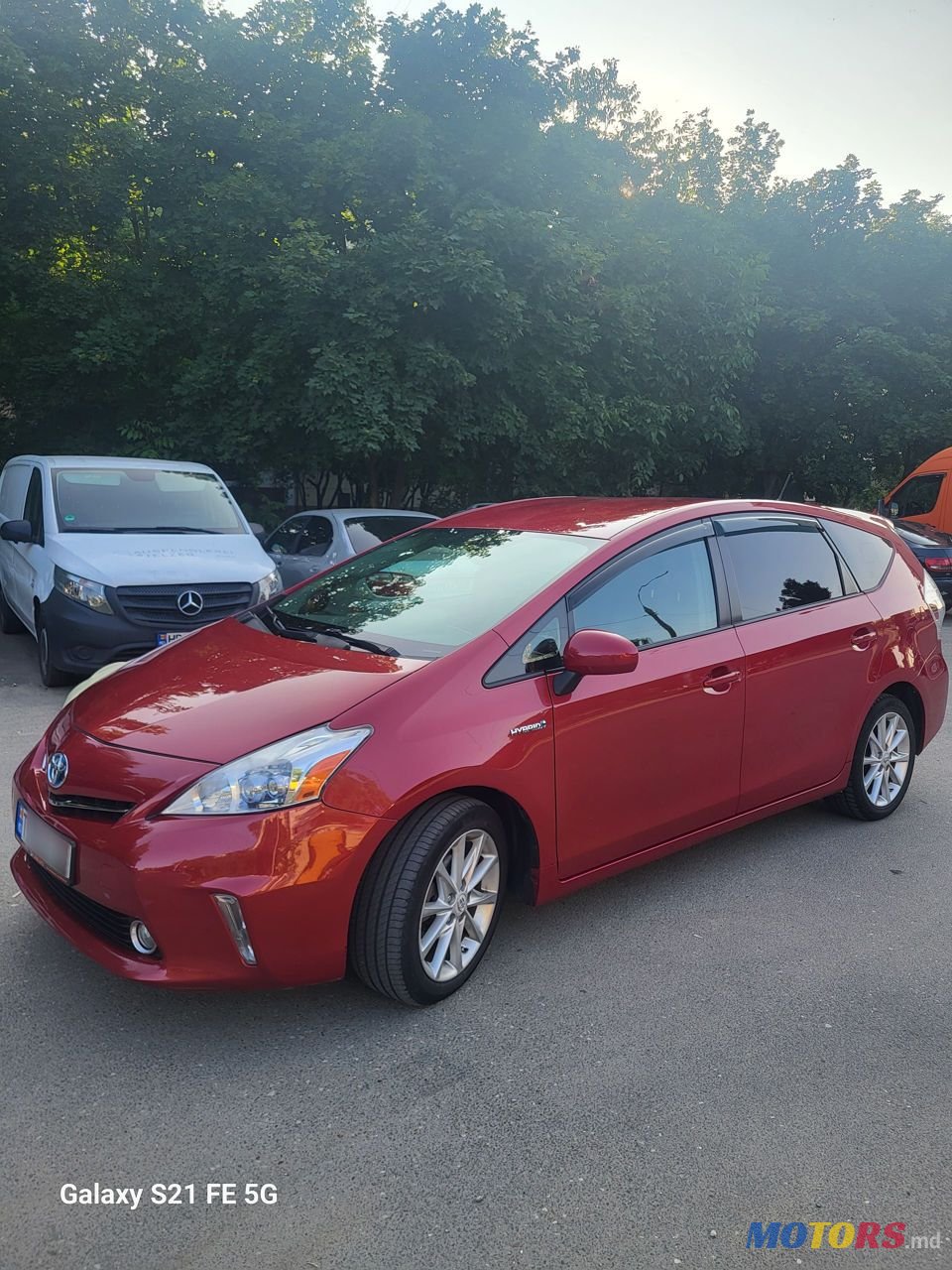 2012' Toyota Prius v photo #2
