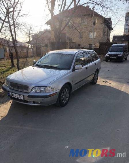 2001' Volvo V40 photo #1