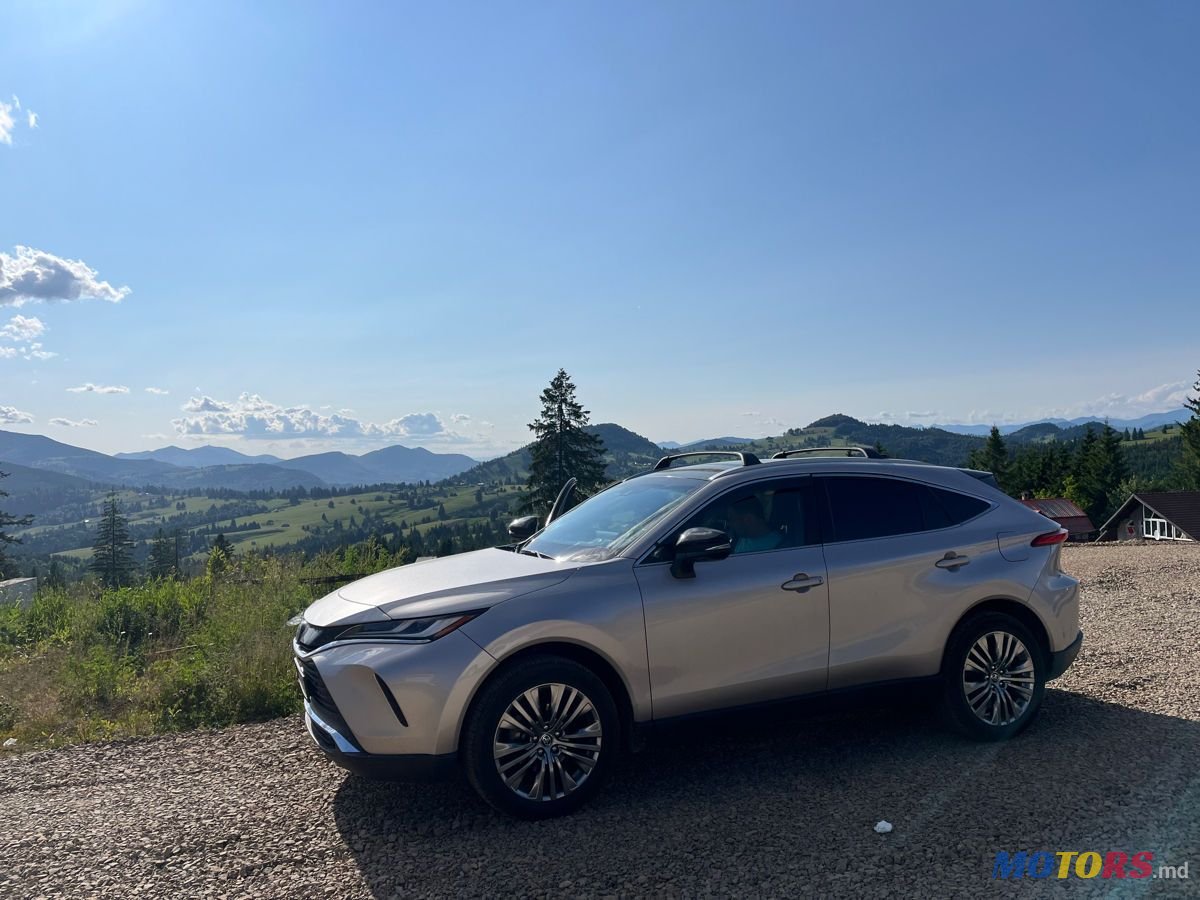 2022' Toyota Venza photo #2