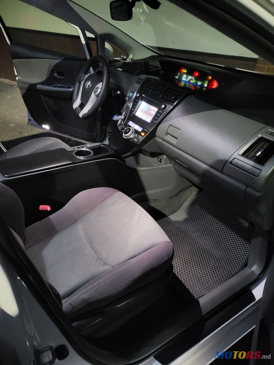 2013' Toyota Prius + photo #6