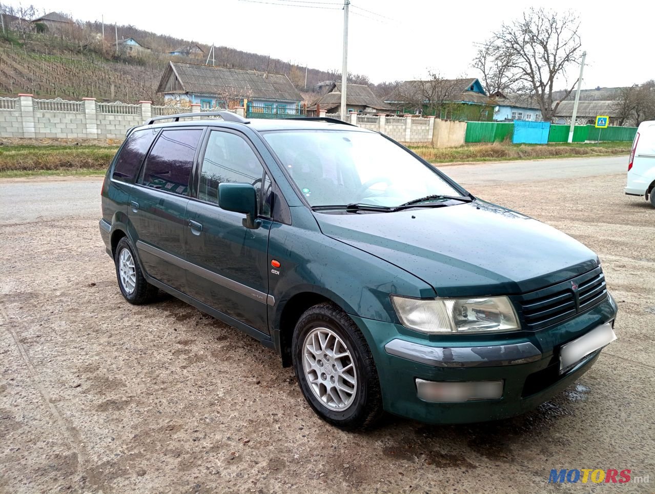 2000' Mitsubishi Space Wagon photo #2