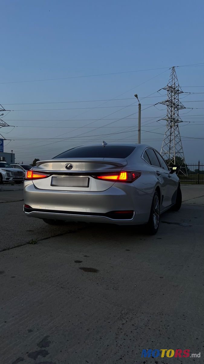 2019' Lexus Es Series photo #4