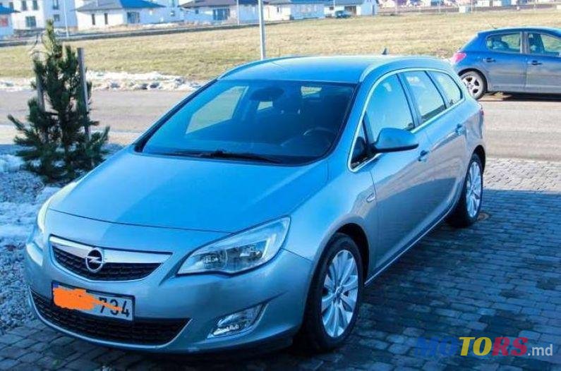 2011' Opel Astra photo #2