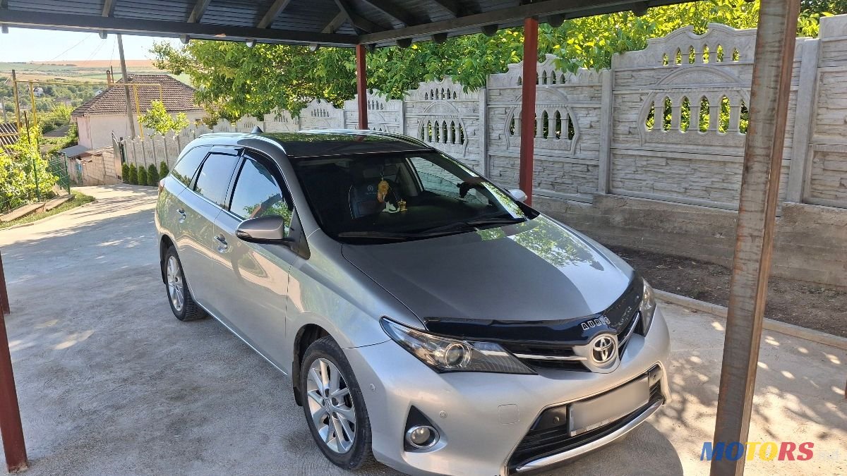 2013' Toyota Auris photo #2