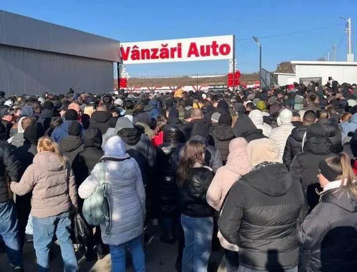 Толпа людей собралась в Кишиневе на Балканском шоссе: ждали розыгрыша авто