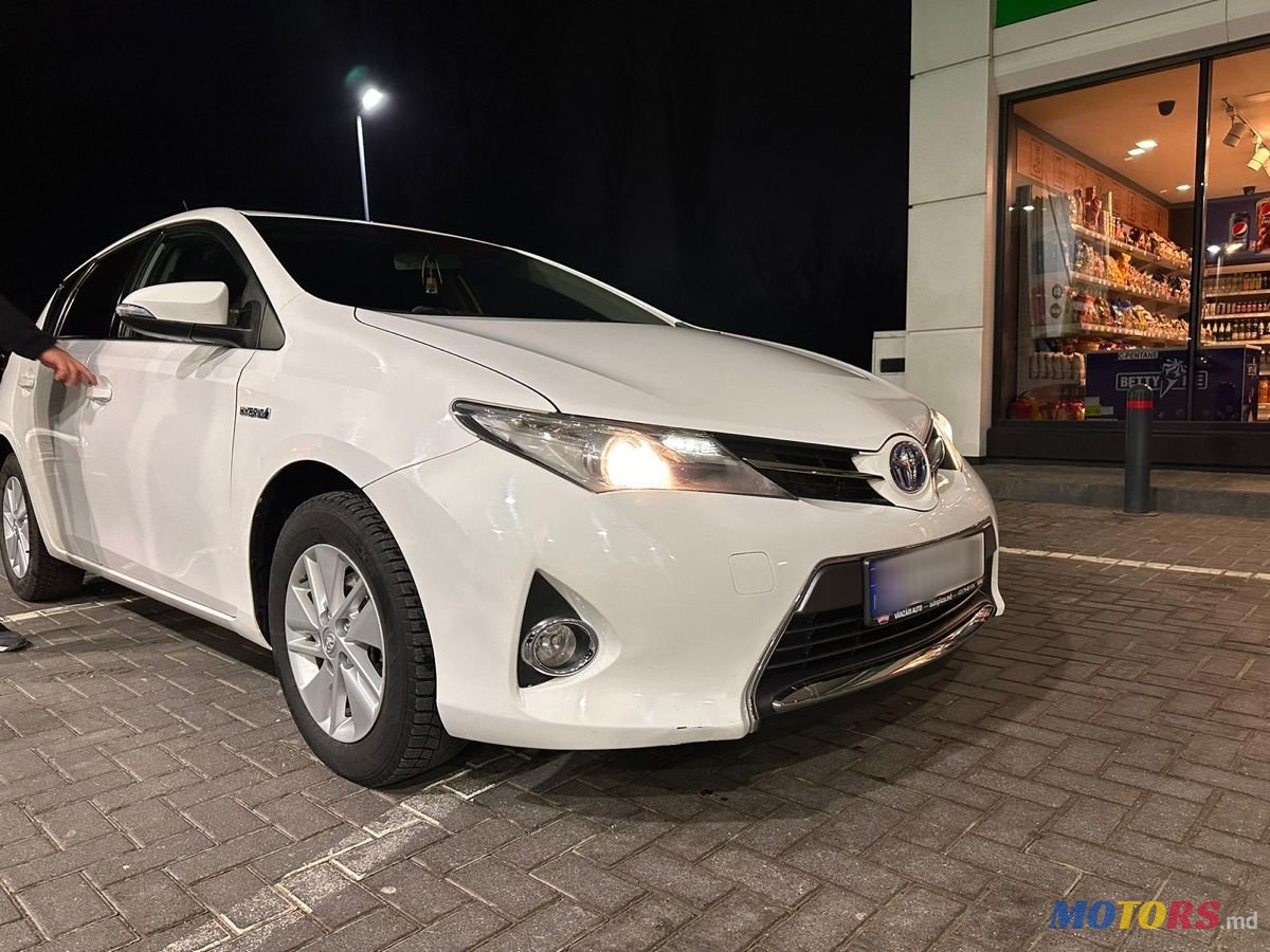 2013' Toyota Auris photo #2