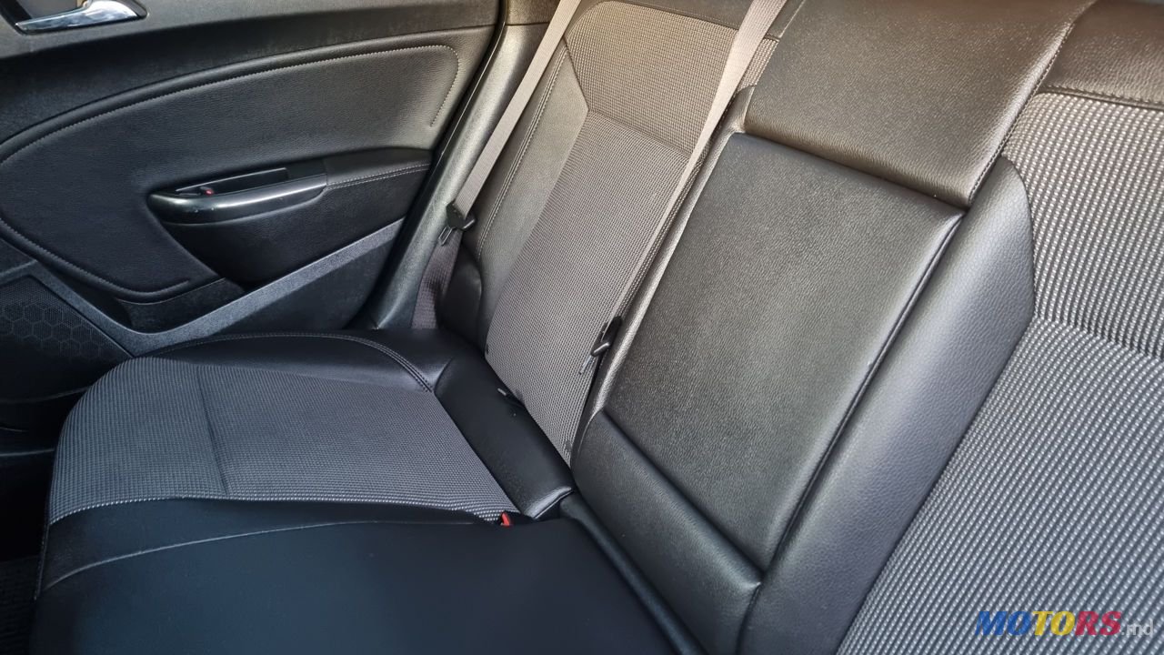 2012' Opel Astra photo #5