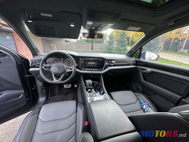 2022' Volkswagen Touareg photo #4