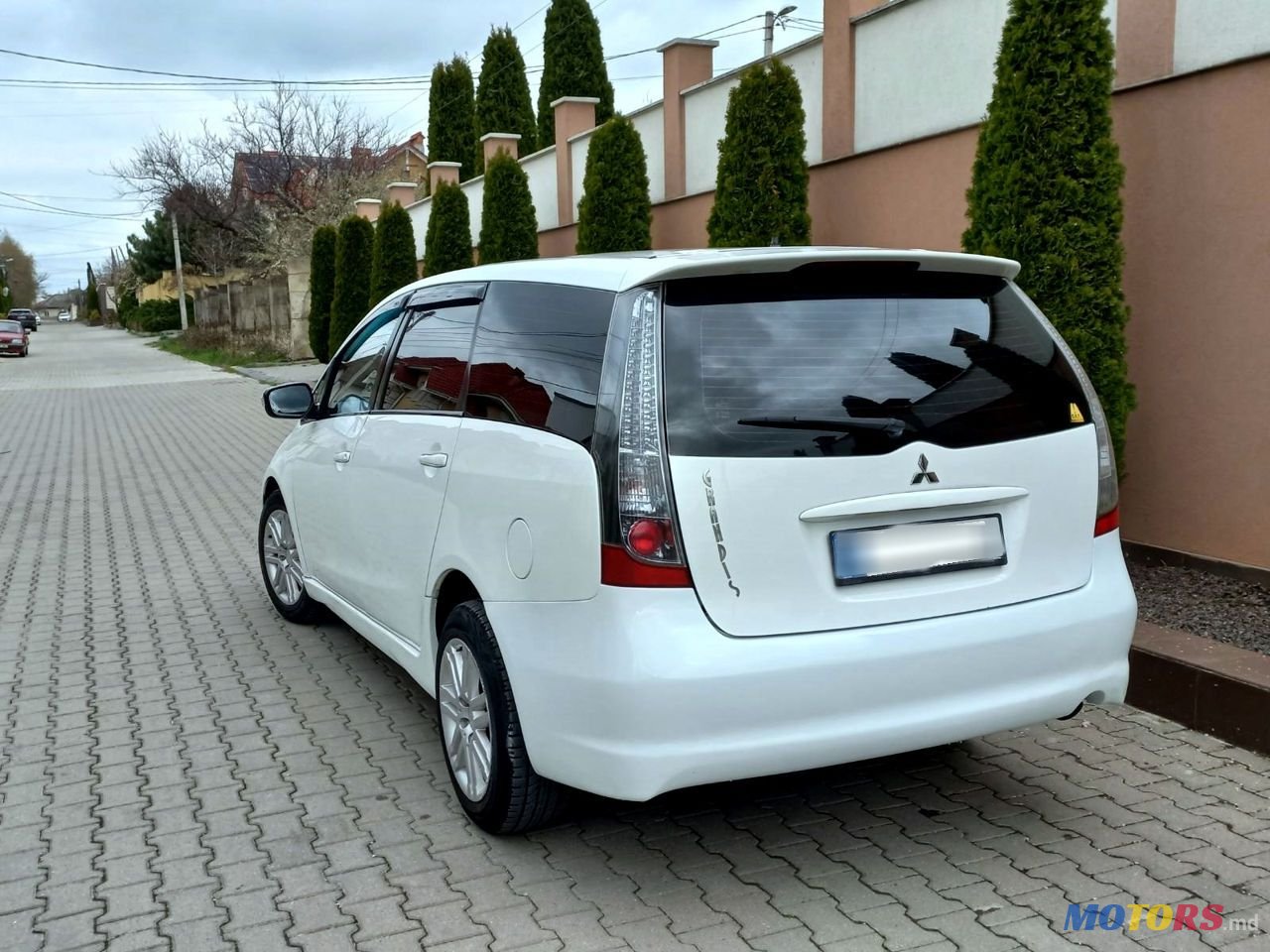 2008' Mitsubishi Grandis photo #3