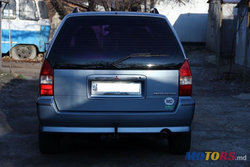 2003' Mitsubishi Space Wagon photo #4