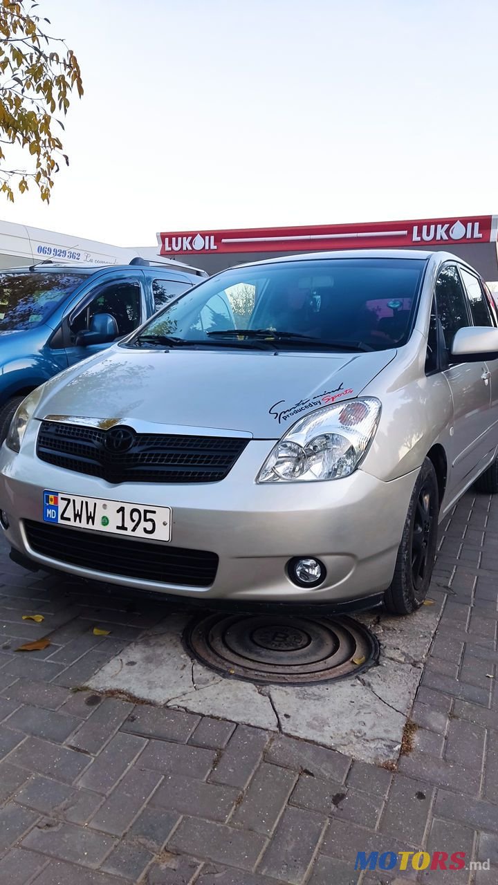 2002' Toyota Corolla Verso photo #1