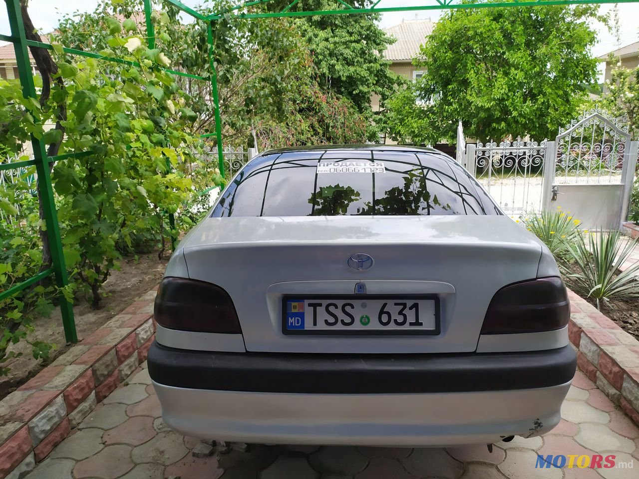 2001' Toyota Avensis photo #2