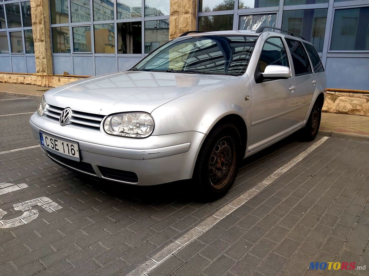 2004' Volkswagen Golf photo #2