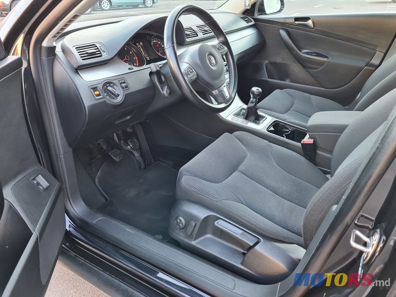 2010' Volkswagen Passat photo #3