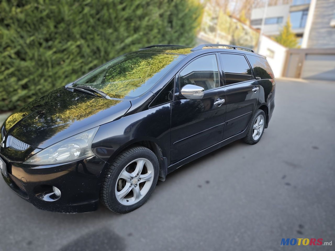 2006' Mitsubishi Grandis photo #2