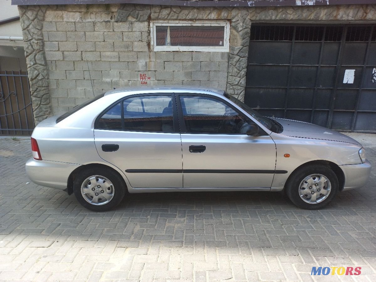 2002' Hyundai Accent photo #3