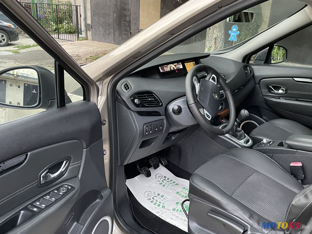 2012' Renault Scenic photo #5