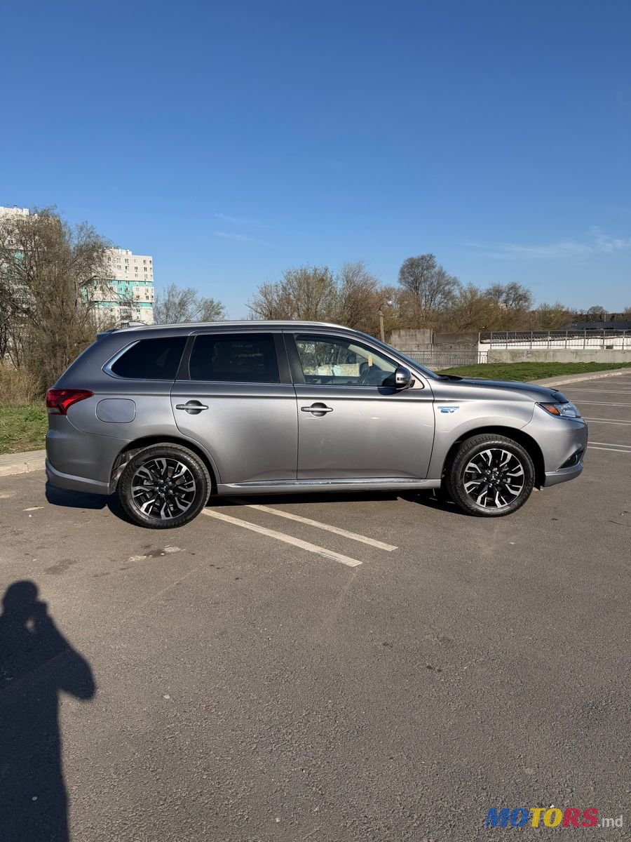 2018' Mitsubishi Outlander photo #2