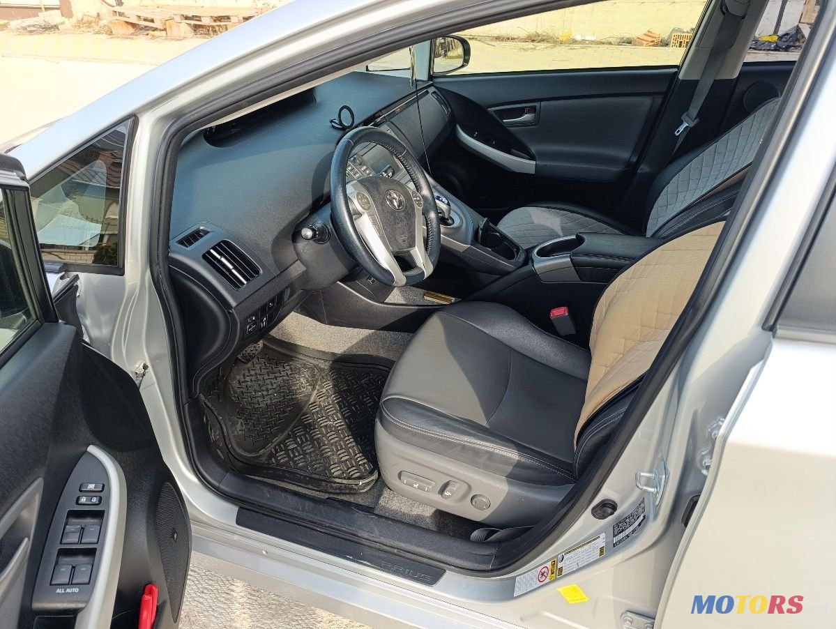 2012' Toyota Prius photo #6