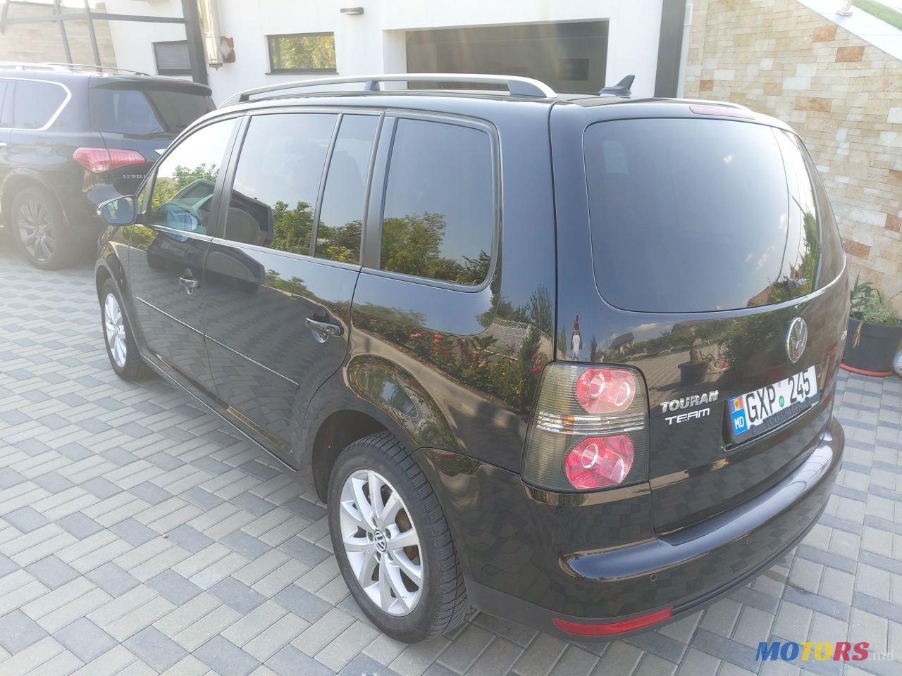 2011' Volkswagen Touran photo #1