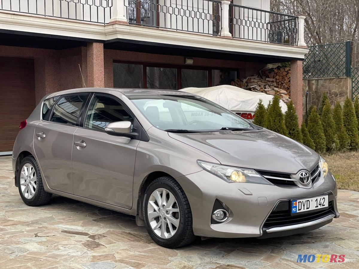 2012' Toyota Auris photo #3