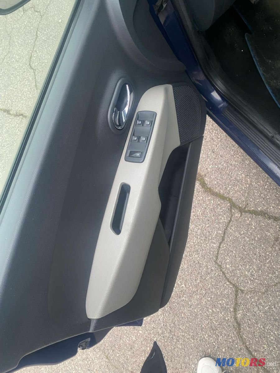 2013' Dacia Lodgy photo #3