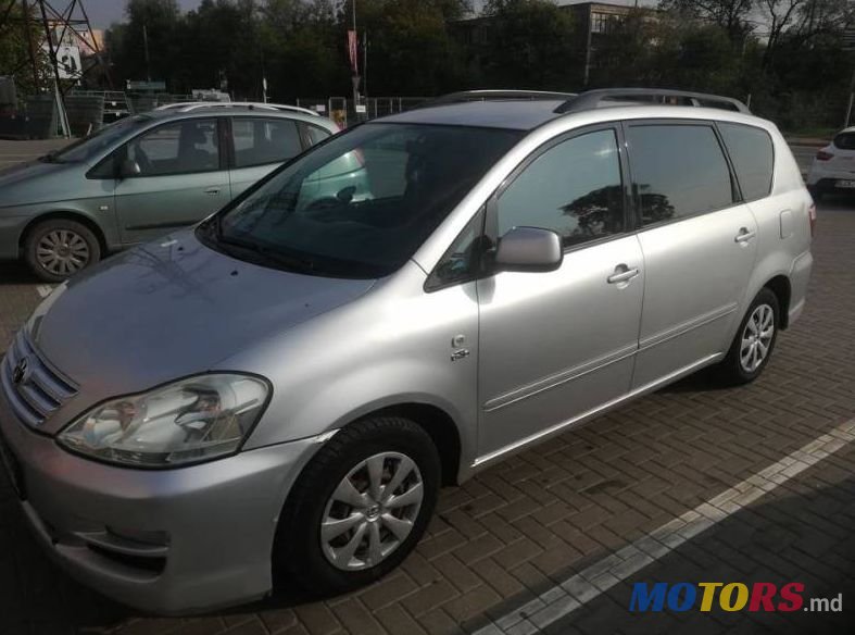 2004' Toyota Avensis photo #2