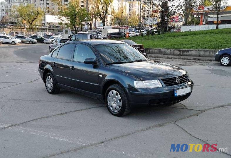 2001' Volkswagen Passat photo #1