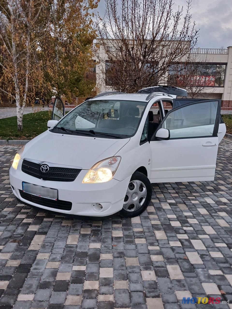 2003' Toyota Corolla Verso photo #1