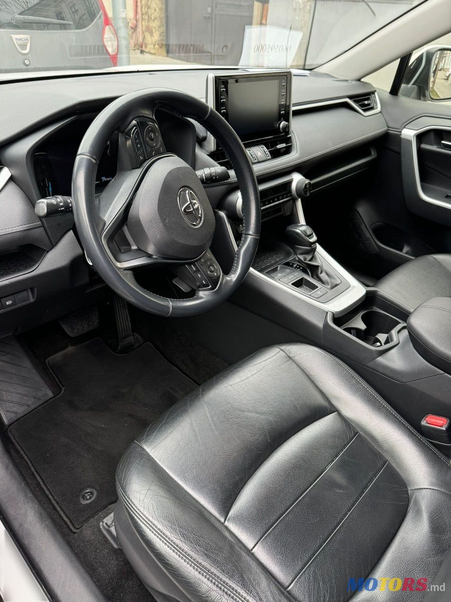 2019' Toyota RAV4 photo #6