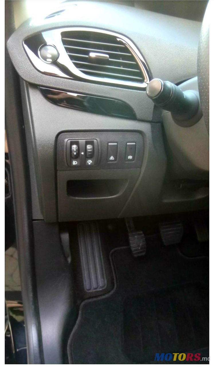 2013' Renault Scenic photo #3