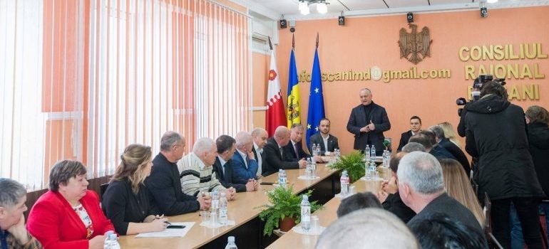 Toate localitățile din raionul Râșcani vor primi bani pentru reparația drumurilor, a reiterat Dodon